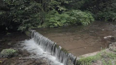 The picturesque mountain streamlet 库存影片 68175533