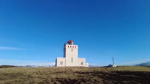 Picturesque spring evening view to Dyrholaey lighthouse and Reynisfjara 스톡 동영상 172364271