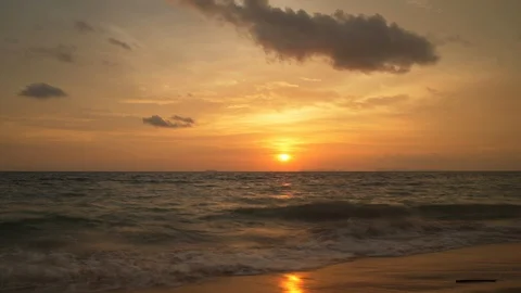 Picturesque timelapse of sun setting over Andaman sea. Stock Footage 89951406