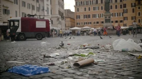 Pidgeon walking among garbage in square in central Rome 스톡 동영상 78516865