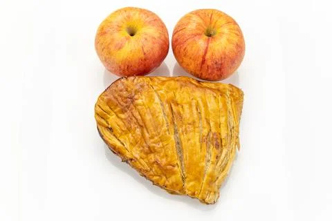 Piece of apple pie and two fresh apples isolated on white background Foto stock