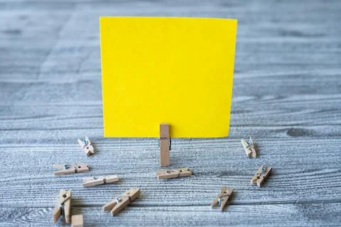 Piece Of Blank Square Note Surrounded By Laundry Clips Showing New Meaning Foto stock