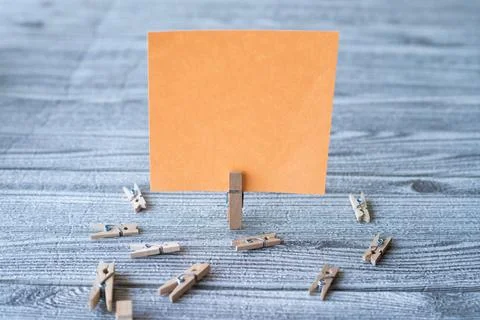Piece Of Blank Square Note Surrounded By Laundry Clips Showing New Meaning Foto stock