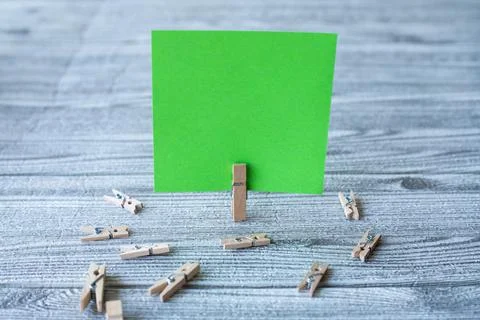 Piece Of Blank Square Note Surrounded By Laundry Clips Showing New Meaning Foto stock