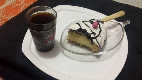 A piece of cake with Coca-Cola Stockbeeldmateriaal 142846586