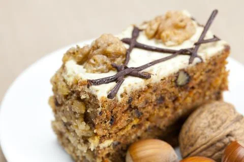 Piece of cake with nuts lying on the plate Stock-Fotos