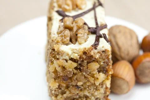 Piece of cake with nuts lying on the plate Foto stock