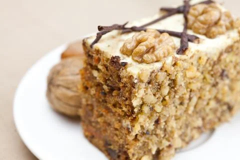 Piece of cake with nuts lying on the plate Stock-Fotos