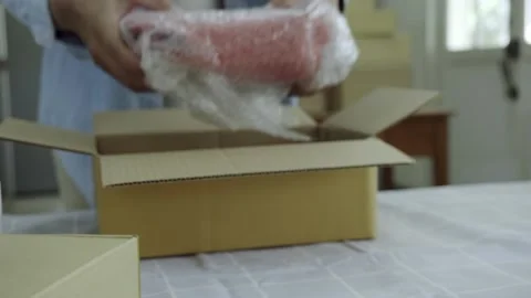 A piece of cake on a table Vidéo 157868250