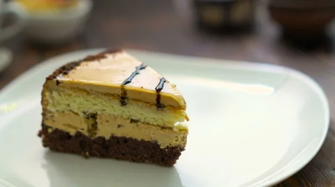 Piece of cake on a white plate, preparation of the presentation Video stock 67898674