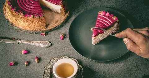 Piece of raspberry cheesecake. Natural home baking. Retro. Foto stock