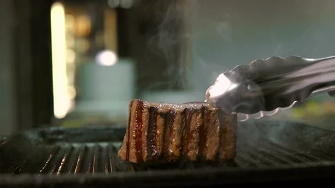 Pieces of beef are fried in a grill pan. Vídeo Stock 113220016