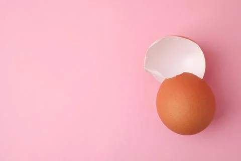 Pieces of broken eggshells on pink background, top view. Space for text 스톡 사진