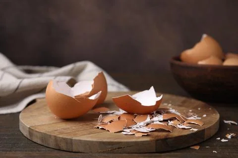 Pieces of broken eggshells on wooden table, closeup Foto stock