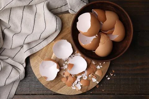 Pieces of broken eggshells on wooden table, top view Foto stock