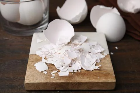Pieces of broken eggshells on wooden table, closeup Foto stock