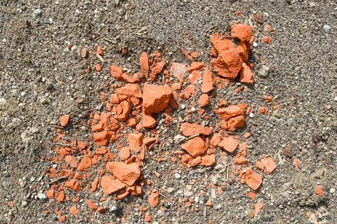 Pieces of broken red bricks on the sand. Foto stock