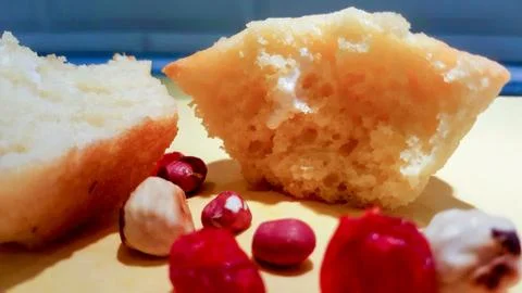 Pieces of cake with nuts on the table. Foto stock