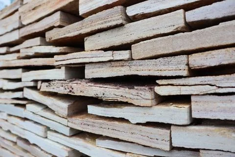 Pieces of flat stone stacked on top of each other cut for wall stacking Foto stock