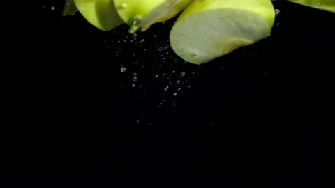 Pieces of green apple fall down Vídeos de archivo 169005282