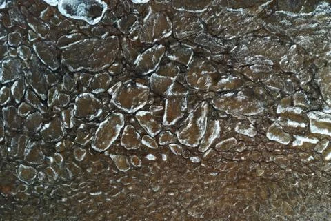 Pieces of ice float on waves, Ice plaques, sandy coast, stones, spring Foto stock