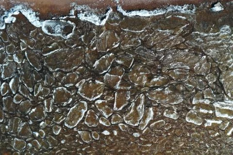 Pieces of ice float on waves, Ice plaques, sandy coast, stones, spring Foto stock