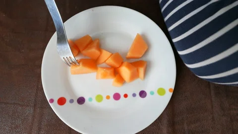 Pieces of melon fruit on plat small fork picking piece of healthy food Vídeos de archivo 189121798