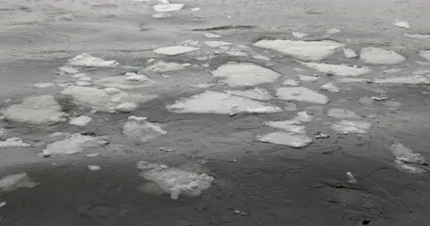 Pieces of melted ice float 库存影片 235191720