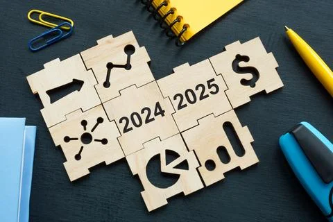 Pieces of a puzzle with elements of a financial plan or KPI for 2024 and 2025. Stockfoto's