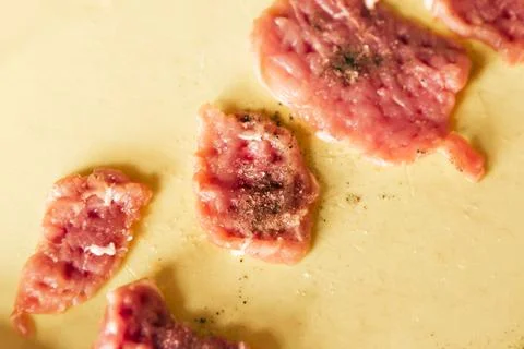 Pieces of raw meat on the table. Ready to cook ingredient Foto stock