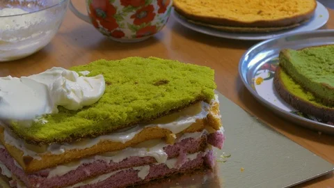 From pieces of sponge cake to cut triangular pieces Stock-Footage 123577639