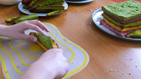 From the pieces of sponge cake to make triangular pieces Stock-Footage 123577348