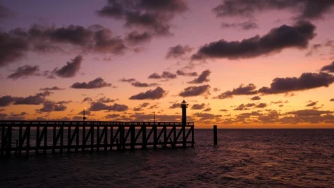 Pier and lighthouse at dusk Vidéo 116443698