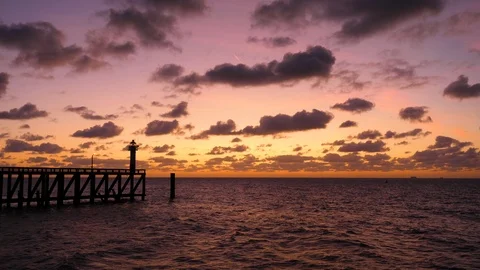 Pier and lighthouse at dusk Vidéo 116443774