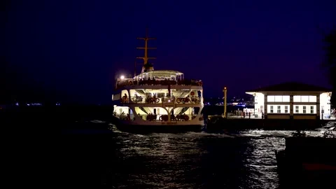 Pier Ferry Docking at Night Vídeo Stock 147332178