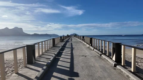 Pier Leading Toward Limestone Cliffs in El Nido Vidéo 347597257