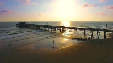 Pier low angle zoom in at sunset Vidéo 75537984