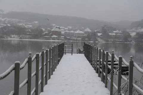 Pier on the river in the snow 库存照片
