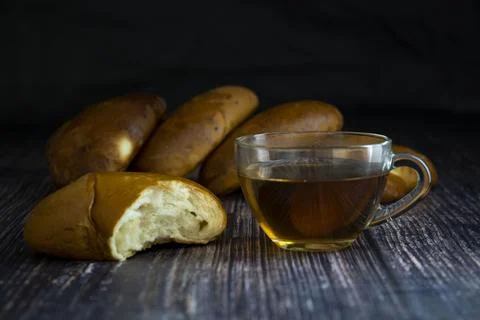 Pies with a cup of tea on the table. Foto stock