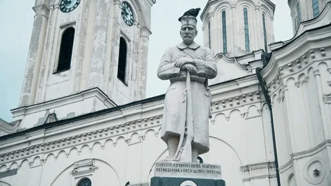 Pigeon Stands on the Statue of a Warrior Vídeo Stock 97109558