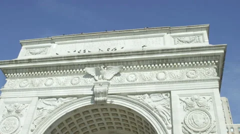 Pigeons birds flying down famous Washington Square Park arch slow motion 4K NYC 스톡 동영상 46939740