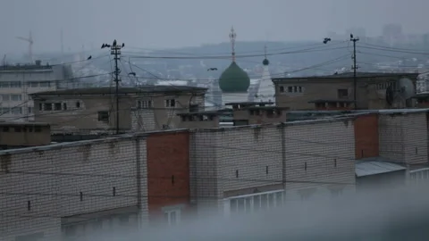 Pigeons fly over the roof and blue sky Vídeo Stock 93480098