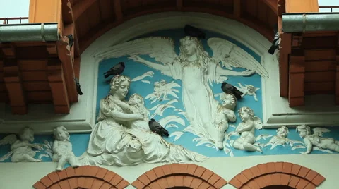 Pigeons on a statue of a house 動画素材 40744528