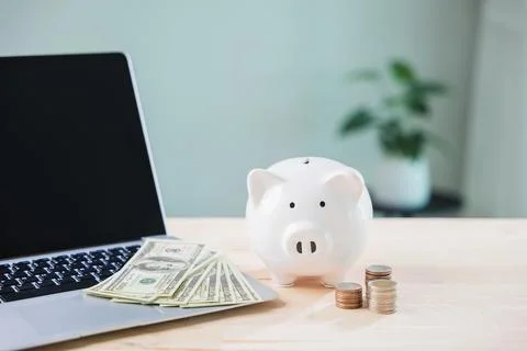 Piggy bank e learning elearning internet online financial money education b.. Fotos de archivo