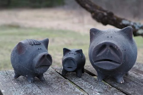 Piglets made of clay Foto stock