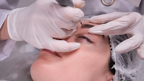Pigment application procedure using special equipment. Permanent makeup. 4K Slow Vídeo Stock 106895047