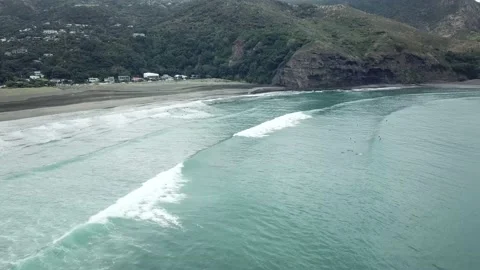 Piha Beach-Push in past waves to surfers Stock Footage 208868106