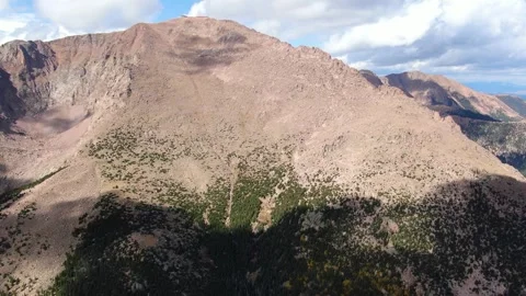 Pikes Peak Mountain with Fall Colors and Cloud Shadows - Clip 2 Vidéo 318734935