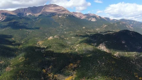 Pikes Peak Mountain with Fall Colors and Cloud Shadows - Clip 3 Vidéo 318734936
