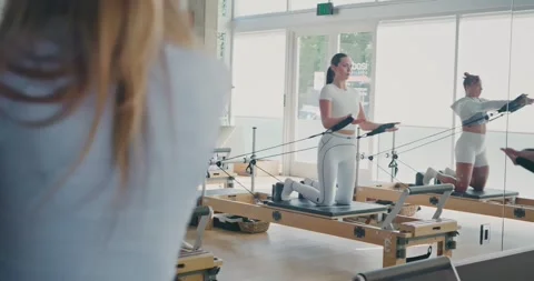 Pilates Class Practice in Modern Studio Setting 스톡 동영상 323379324